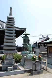 衛門三郎と弘法大師の像