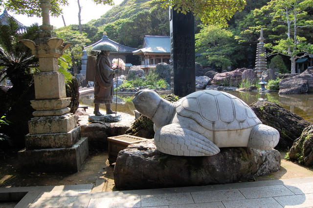 修行大師像・海亀の石像