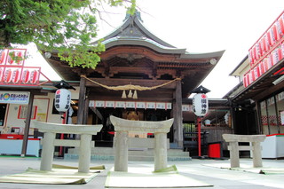 拝殿と日本一小さい鳥居