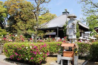 弘法大師像と本堂