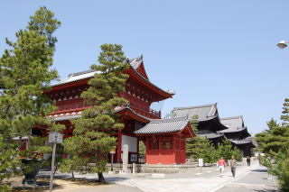 （左から）三門、仏殿、法堂