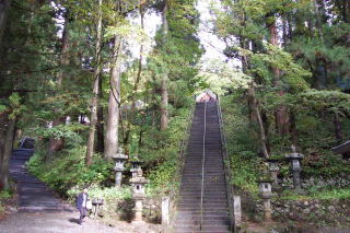 中社社殿への階段