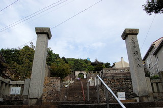 石柱門と参道石段