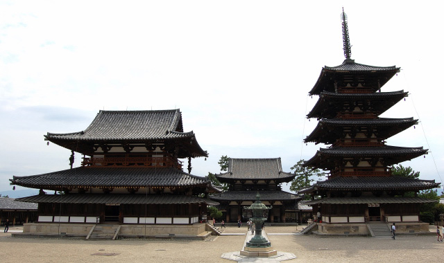 西院伽藍：（左から）金堂・中門・五重塔