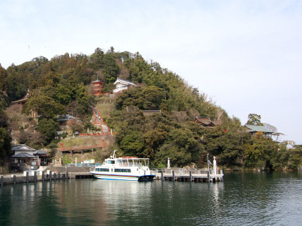 竹生島港と宝厳寺､都久夫須麻神社