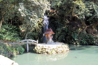 天神社と「亀の尾の滝」