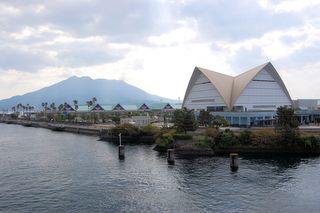桜島と水族館外観
