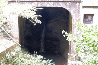 通夜堂下の滝