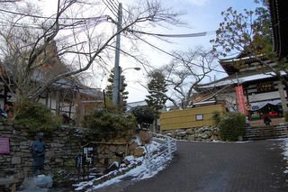左：念仏寺、右：極楽寺、手前：ねがいの庭