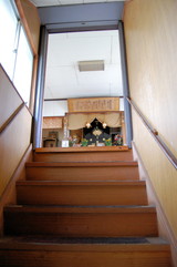 二階に須弥壇