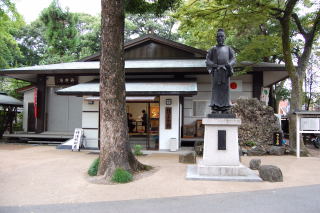 和気清麻呂公銅像と護王会館