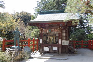 宮本武蔵像と一乗寺下り松古木