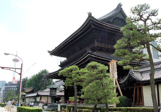 御影堂門　（奥）京都タワー