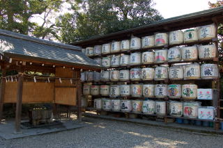 手水舎と奉納された酒樽