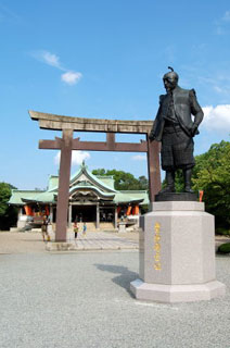 本殿と秀吉銅像