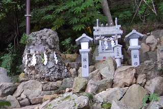 さざれ石と勝魂神社